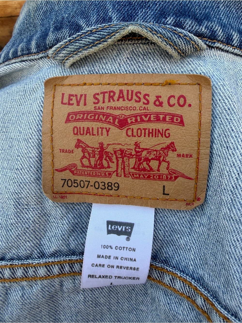 Vintage Levi's Relaxed Trucker Jacket Light Wash Thrashed Size L 2000s Denim - Picture 4 of 13